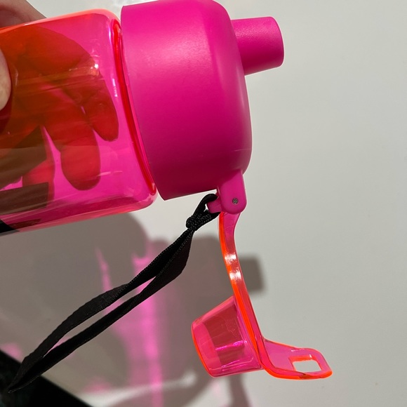 Pink Plastic water bottle - Picture 3 of 9